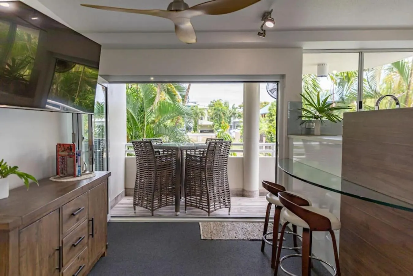 Beachluxe Sunseeker, Sublime Tropical Apartment Port Douglas